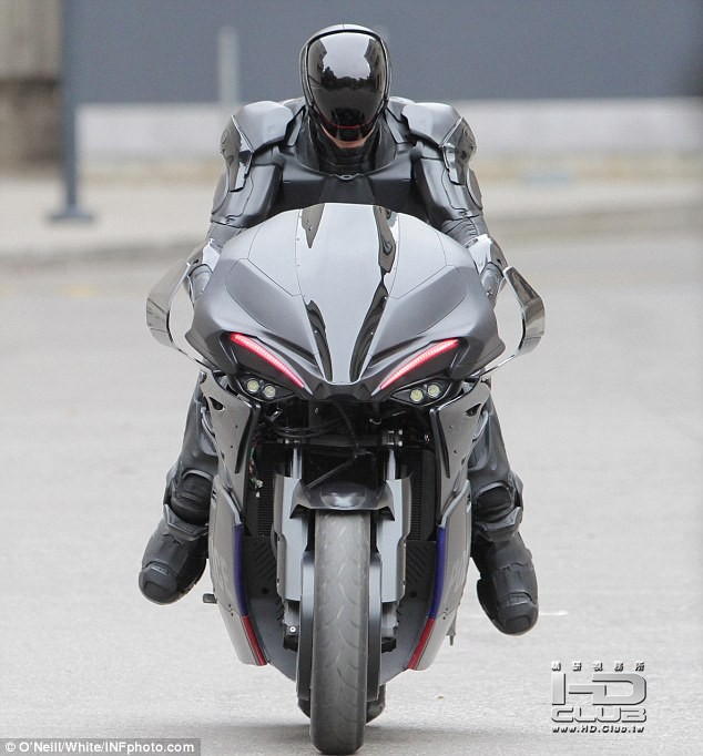 robocop-remake-motorcycle-set-photo.jpg