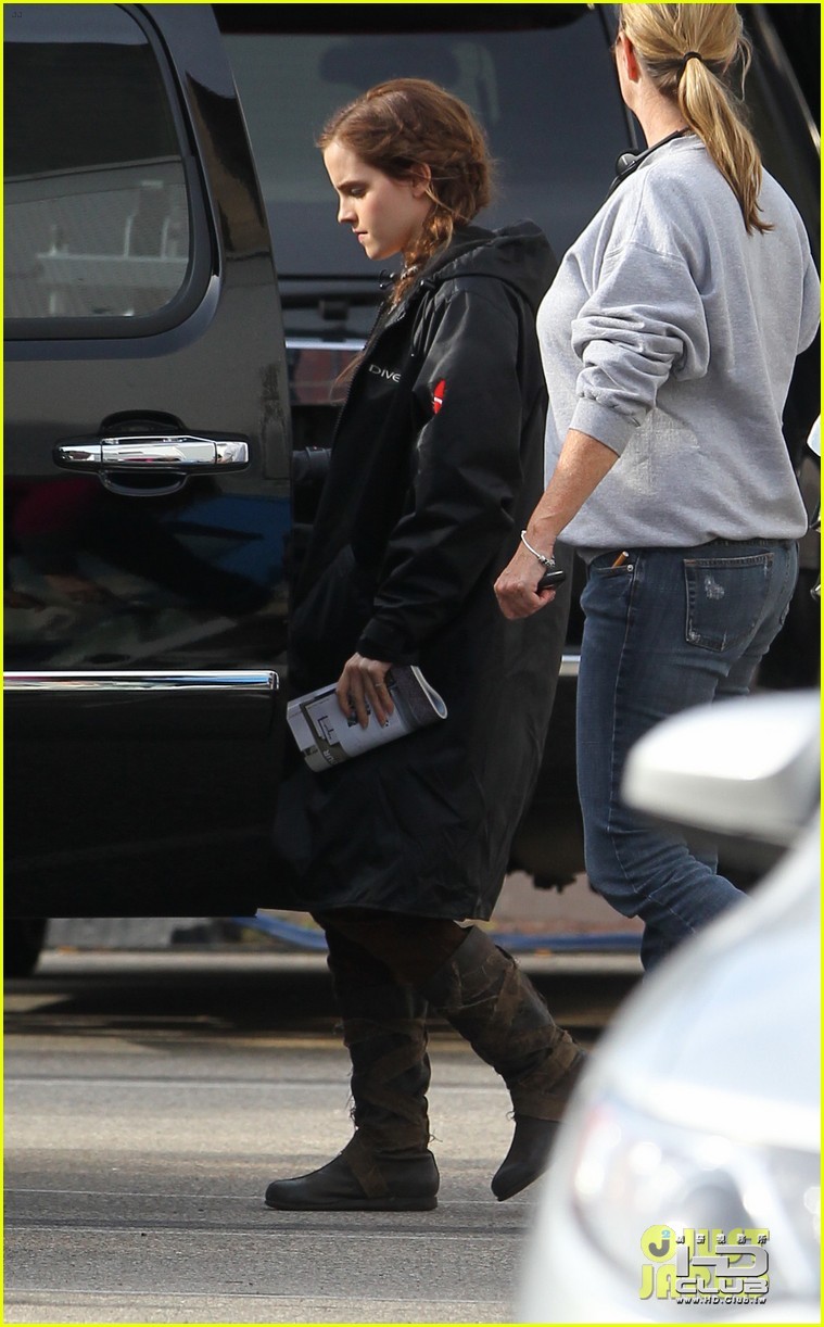 emma-watson-noah-set-with-russell-crowe-05.jpg