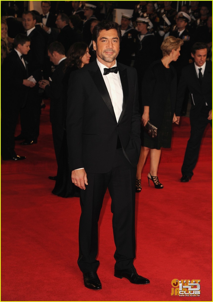 daniel-craig-javier-bardem-skyfall-premiere-studs-05.jpg