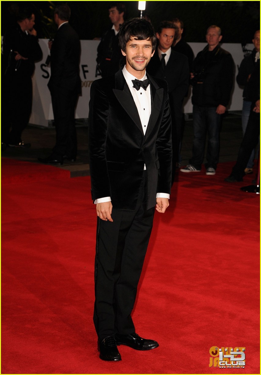 daniel-craig-javier-bardem-skyfall-premiere-studs-15.jpg