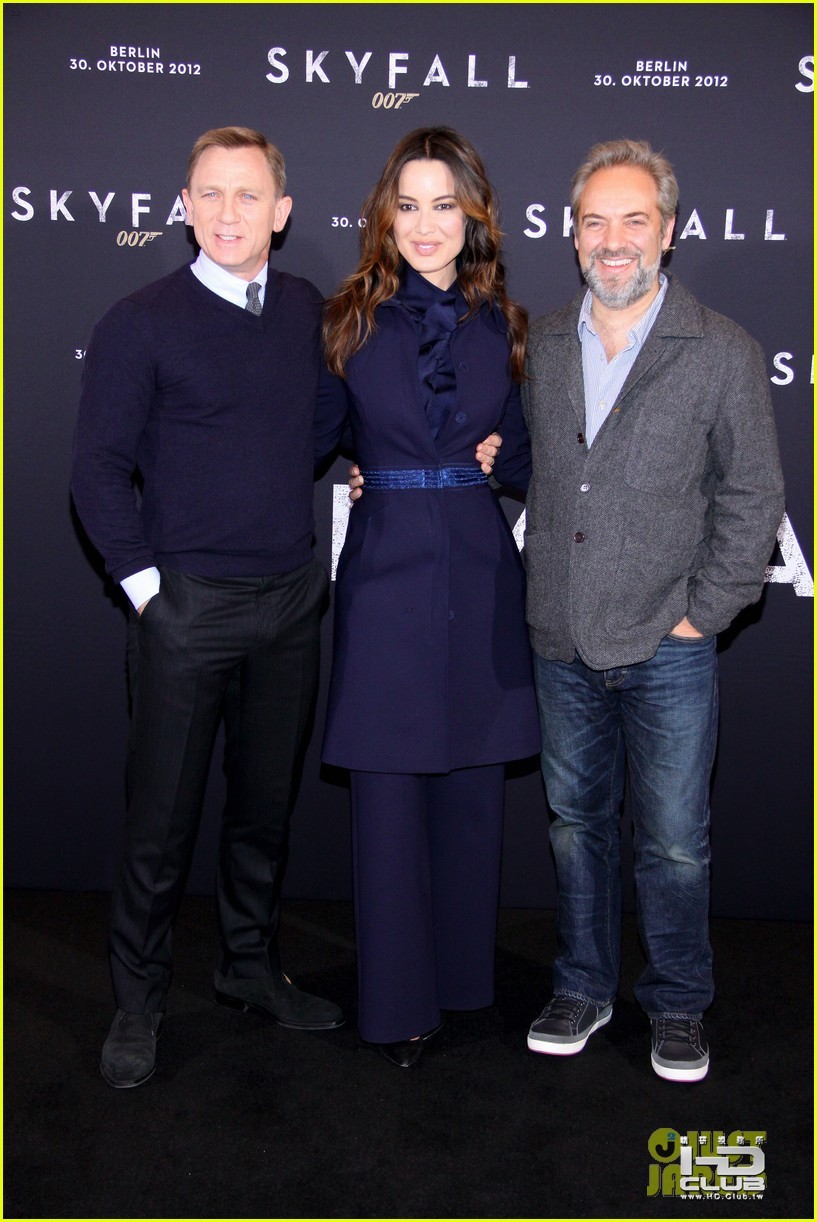 daniel-craig-berenice-marlohe-skyfall-berlin-photo-call-06.jpg