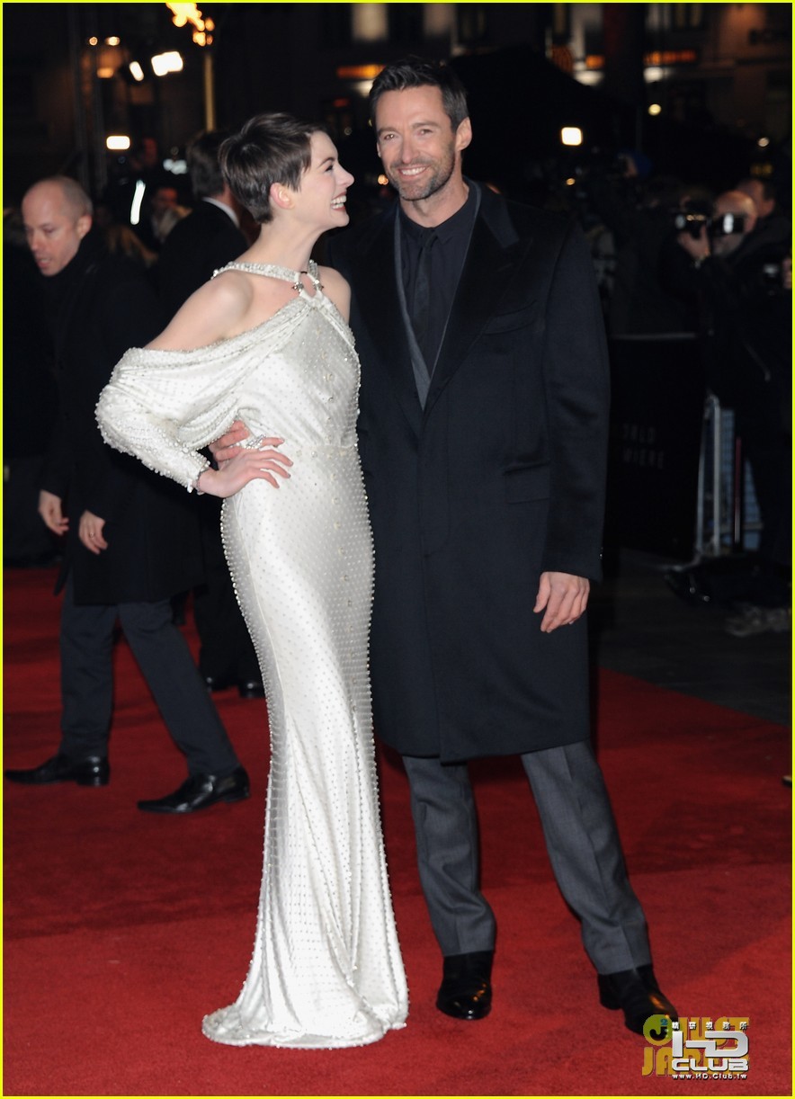 hugh-jackman-russell-crowe-les-miserables-world-premiere-05.jpg