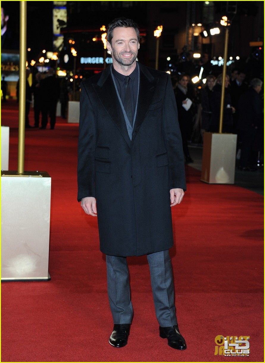 hugh-jackman-russell-crowe-les-miserables-world-premiere-07.jpg