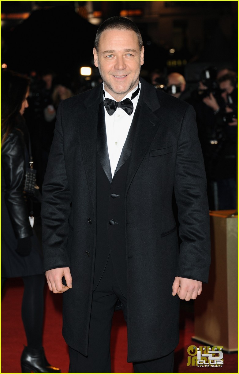 hugh-jackman-russell-crowe-les-miserables-world-premiere-10.jpg