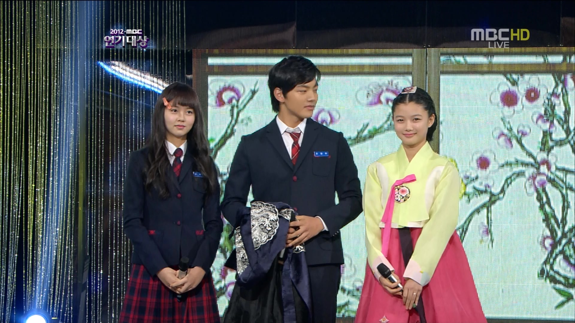 121230 MBC 연기대상 1부 김유정x김소현x여진구-시간을 거슬러 떨어진다 눈물이 1080i.jpg