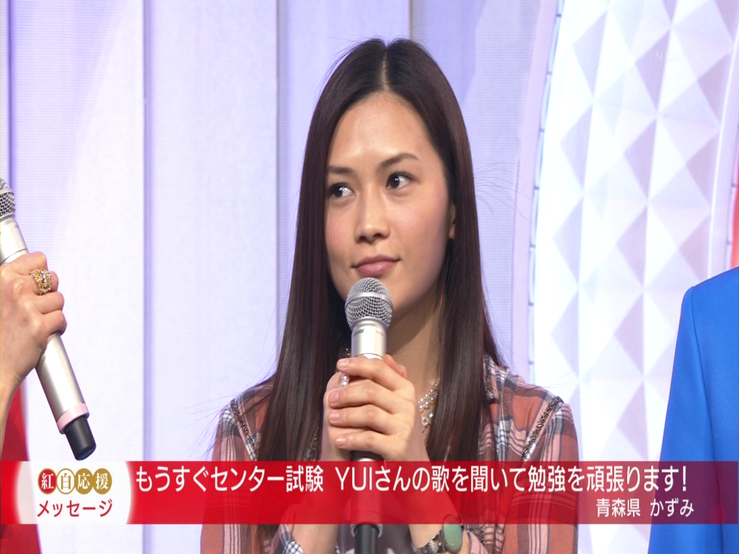 [HDTV][1080P] YUI - Good-bye days + Talk (NHK総合  第63回紅白歌合戦  2012-12-31).jpg