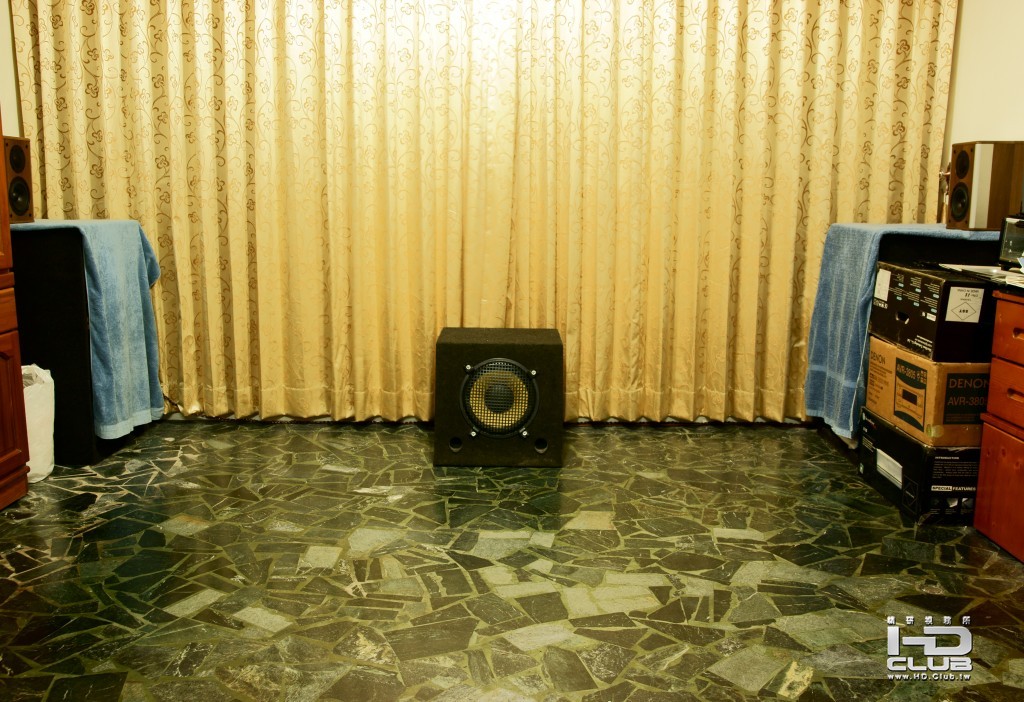 客廳後面-左.右環繞喇叭及原來12吋超低音喇叭(現在放在木椅後面)1.jpg.jpg