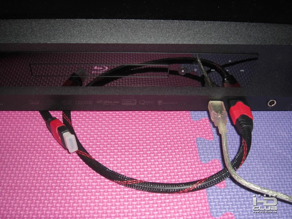 正面插線預留其他設備連接，和USB硬碟外接盒