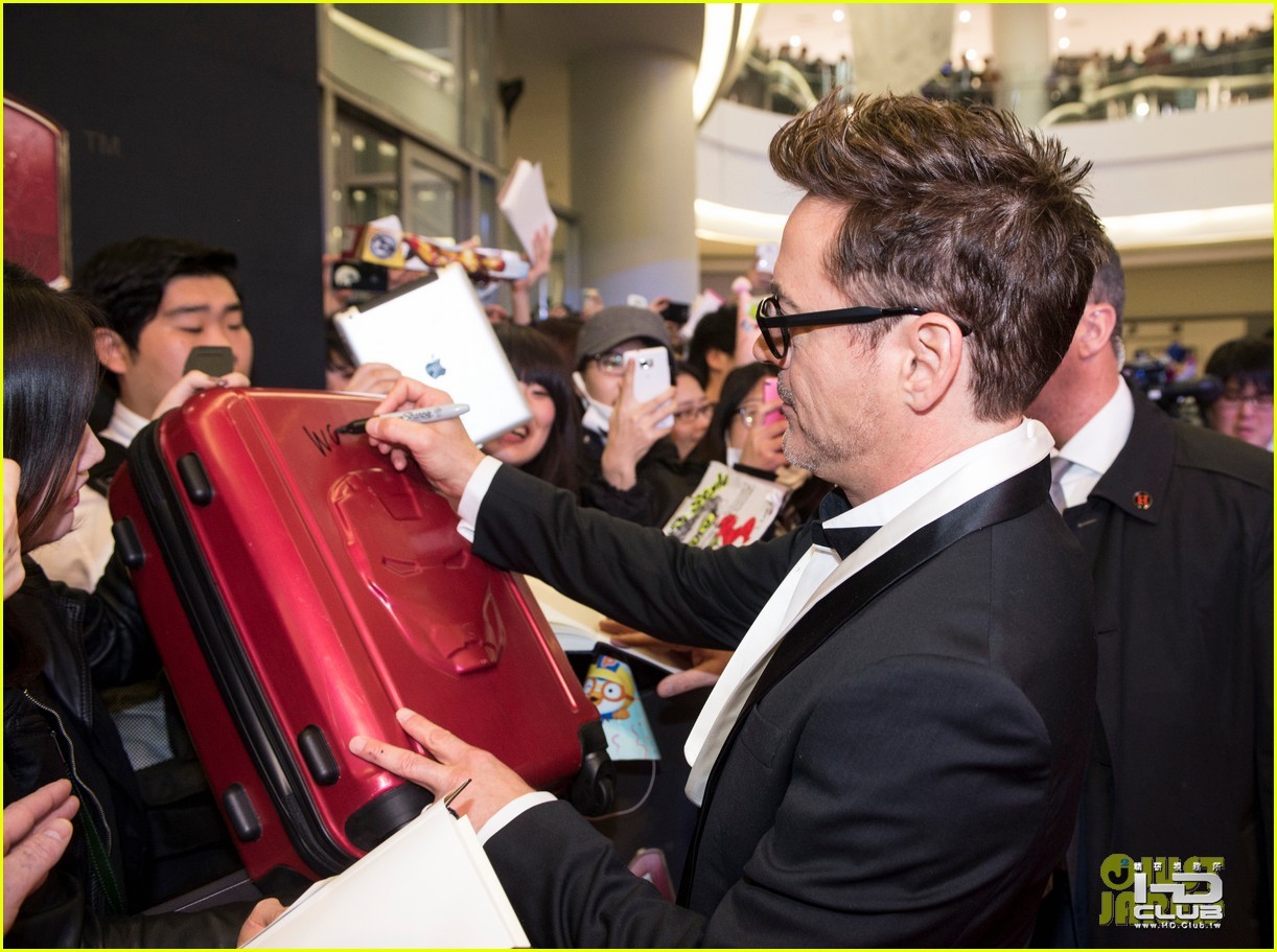 robert-downey-jr-iron-man-3-seoul-premiere-photo-call-09.jpg