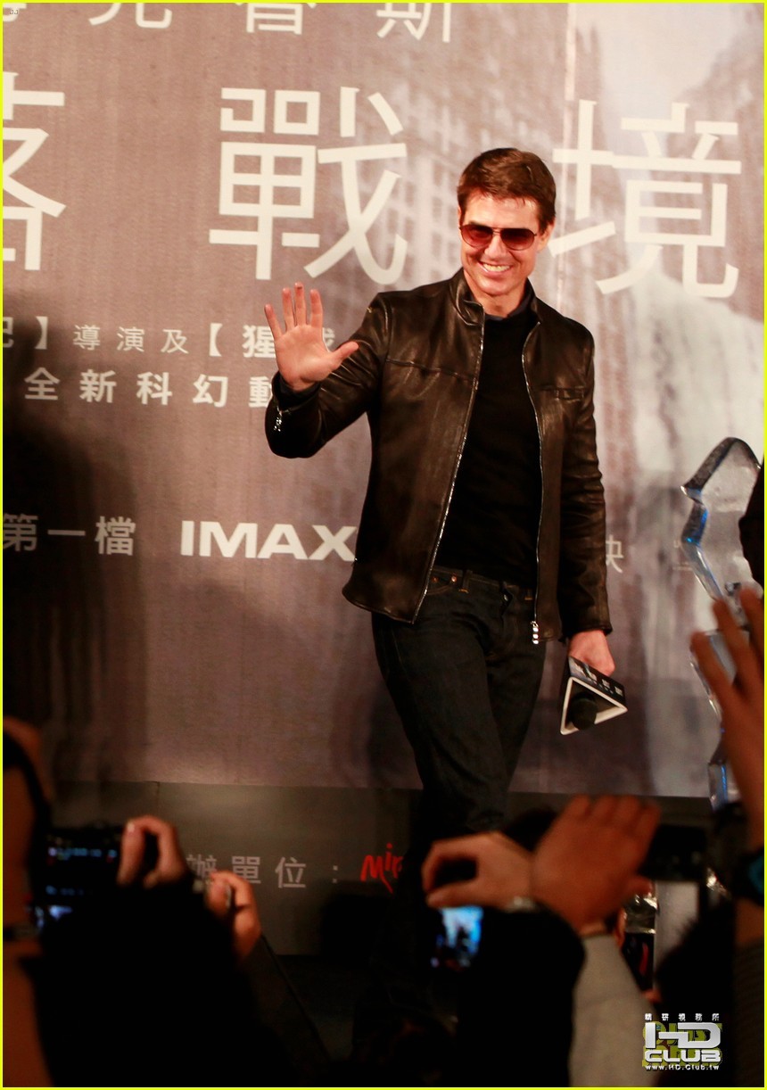 tom-cruise-ankle-injury-from-kicking-on-jack-reacher-set-18.jpg