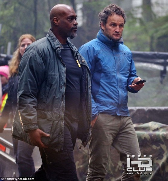 dawn-of-the-planet-of-the-apes-set-photo-jason-clarke-556x600.jpg