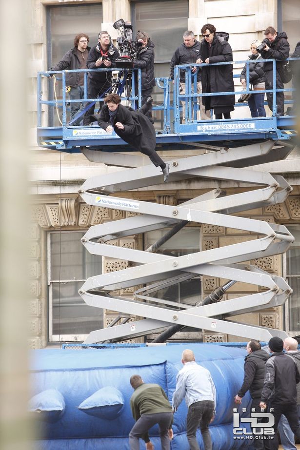 Sherlock-Holmes-filming-in-London-Benedict-Cumberbatch-was-filming-a-big-stunt-1830246.jpg