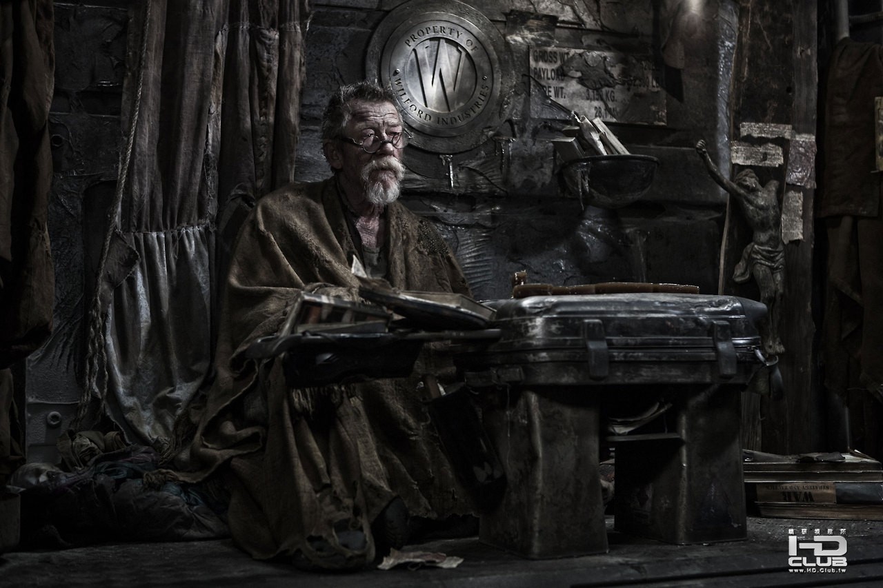 snowpiercer-still-john-hurt.jpg