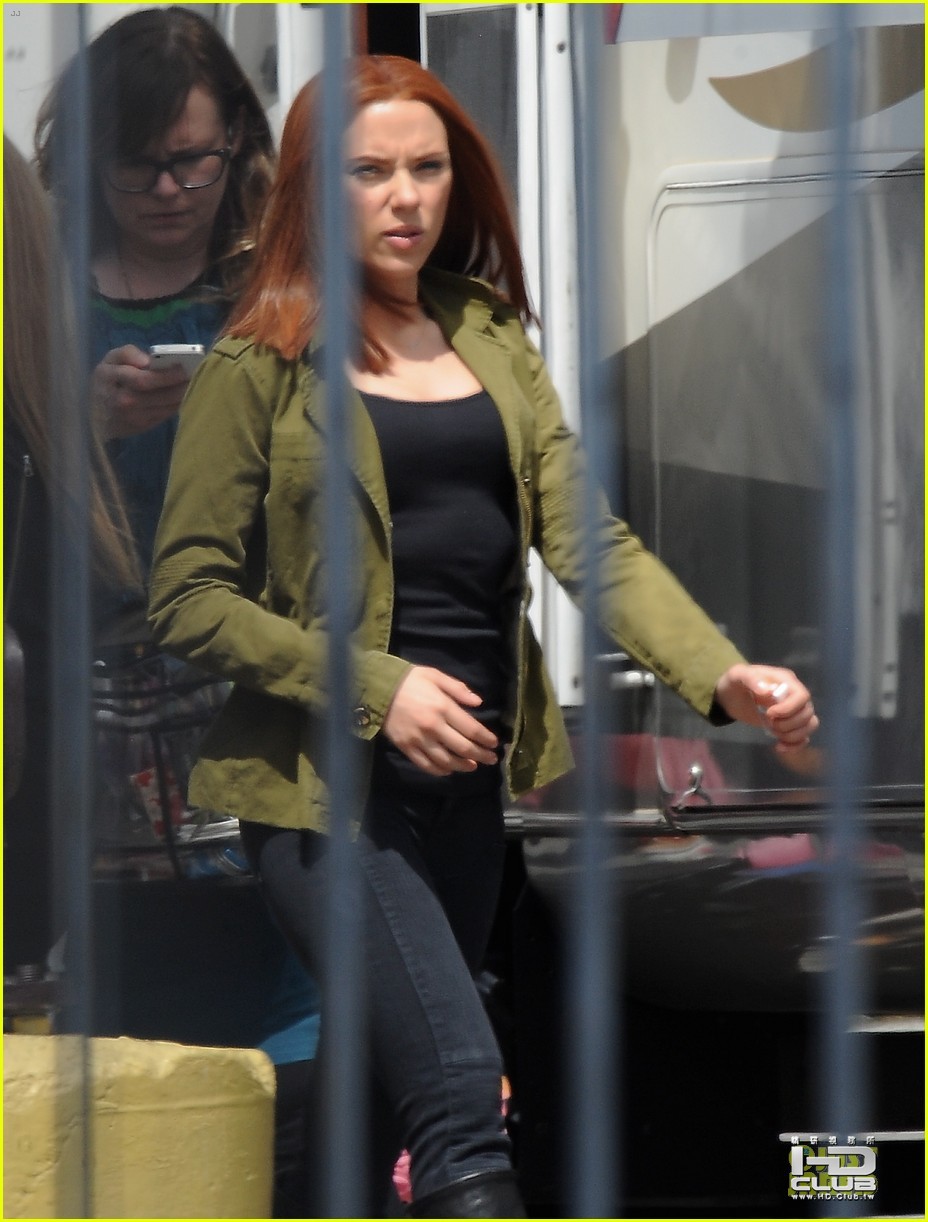 scarlett-johannson-red-hair-on-captain-america-the-winter-soldier-set-04.jpg