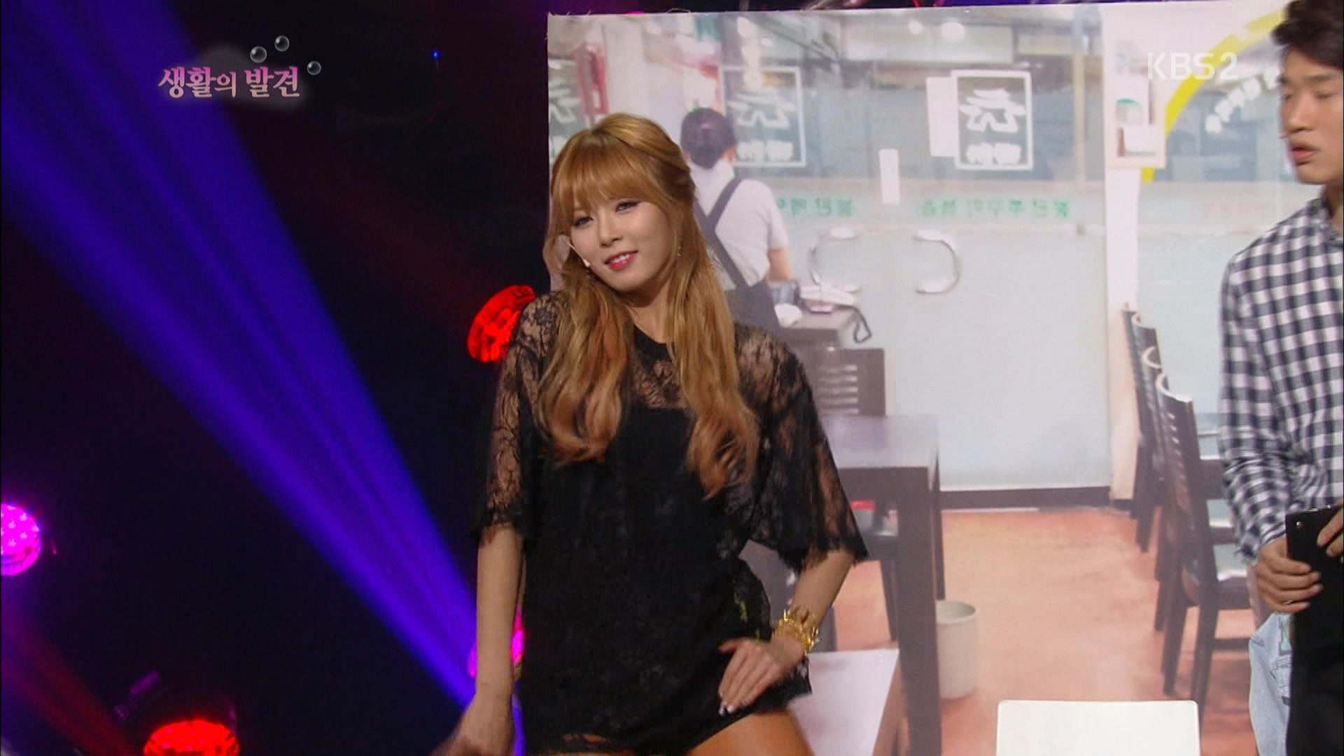 130428 포미닛(현아,가윤) Cut 개그콘서트 생활의발견.1080i-ET.02.jpg