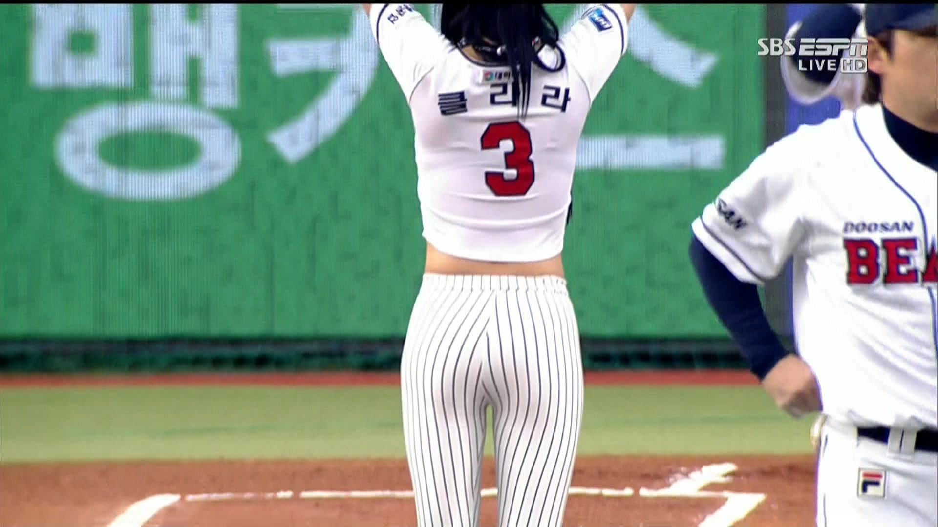 130503 프로야구 LG vs 두산 클라라 시구.ts.jpg