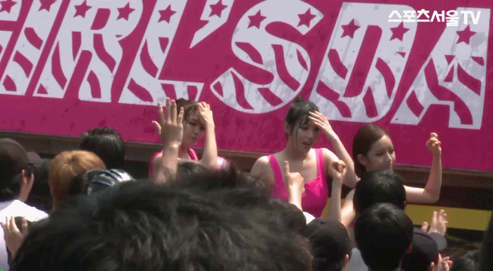 여자 대통령 1위 기원 걸스데이, 현장에서 수영장에 풍덩!.mp4.gif