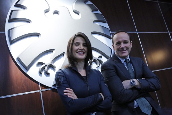 agents-of-shield-set-photo-cobie-smulders-clark-gregg-600x400.jpg