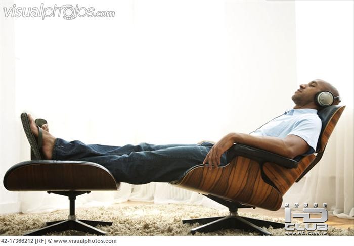 Man_Listening_to_Music_in_Eames_Lounge_Chair_42-17366212.jpg