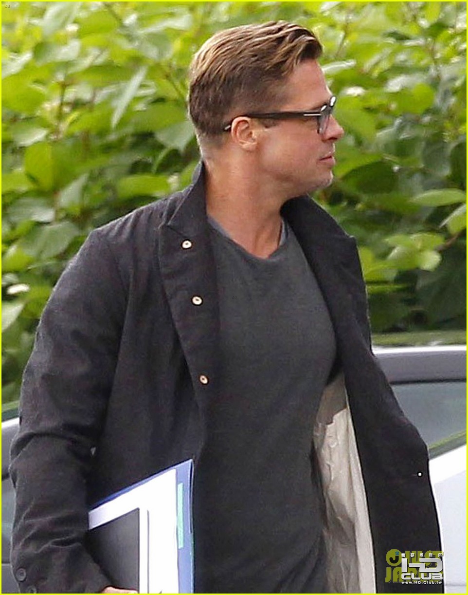 brad-pitt-shows-off-short-sexy-haircut-02.jpg