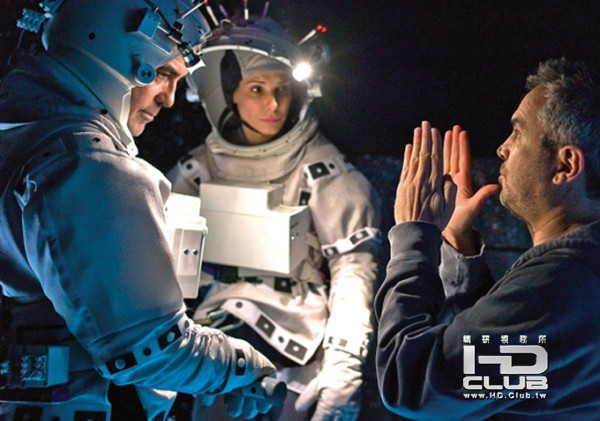 gravity-alfonso-cuaron-george-clooney-set-image-600x421.jpg