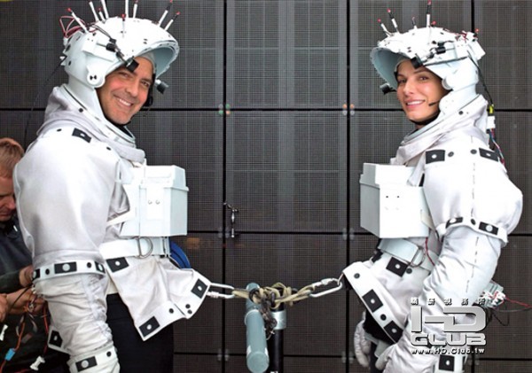 gravity-sandra-bullock-george-clooney-set-image-600x421.jpg