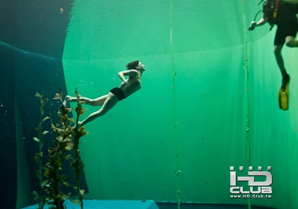 gravity-sandra-bullock-set-image-3-600x421.jpg