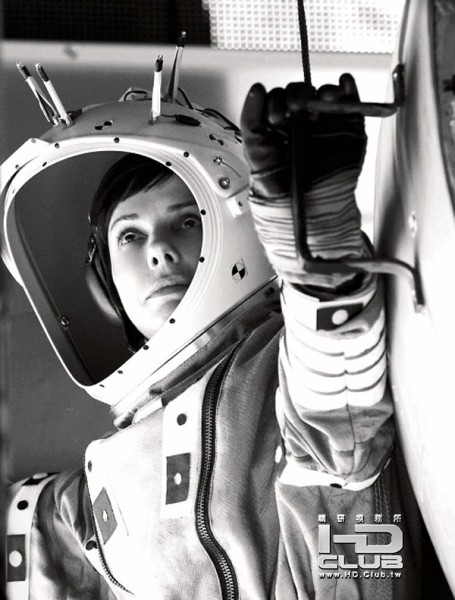 gravity-sandra-bullock-set-image-455x600.jpg