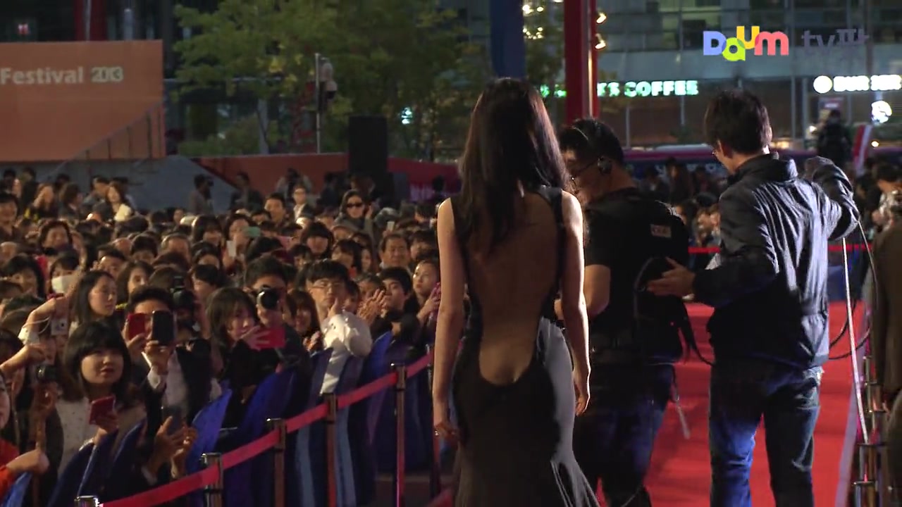 레드카펫 강한나 파격적 뒷태 2013 부산국제영화제 개막식04.jpg