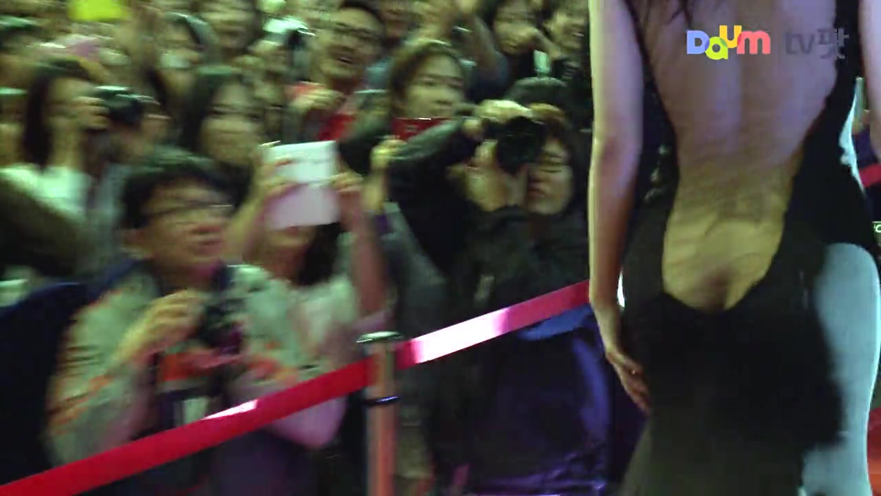 레드카펫 강한나 파격적 뒷태 2013 부산국제영화제 개막식05.jpg