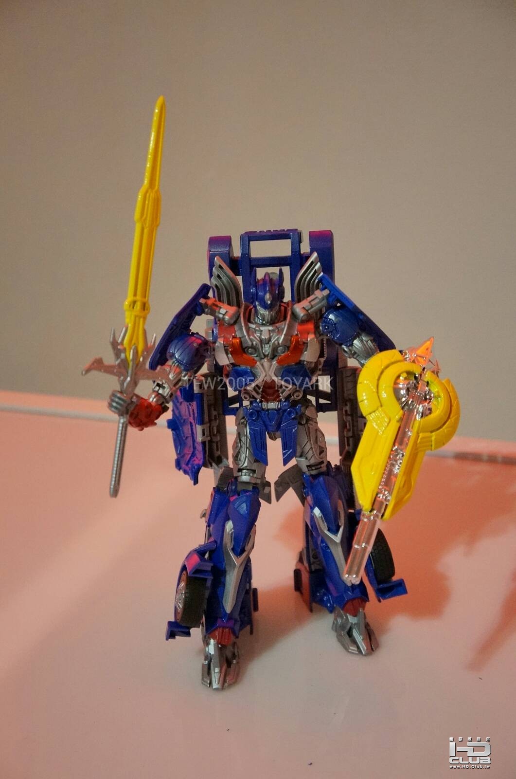 NYCC-Hasbro-Party-Transformers-Age-of-Extinction-Optimus-Prime-002_1381359952.jpg