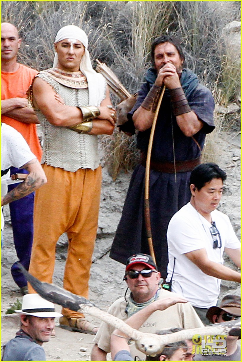 christian-bale-rocks-beard-wears-tunic-for-exodus-03.jpg