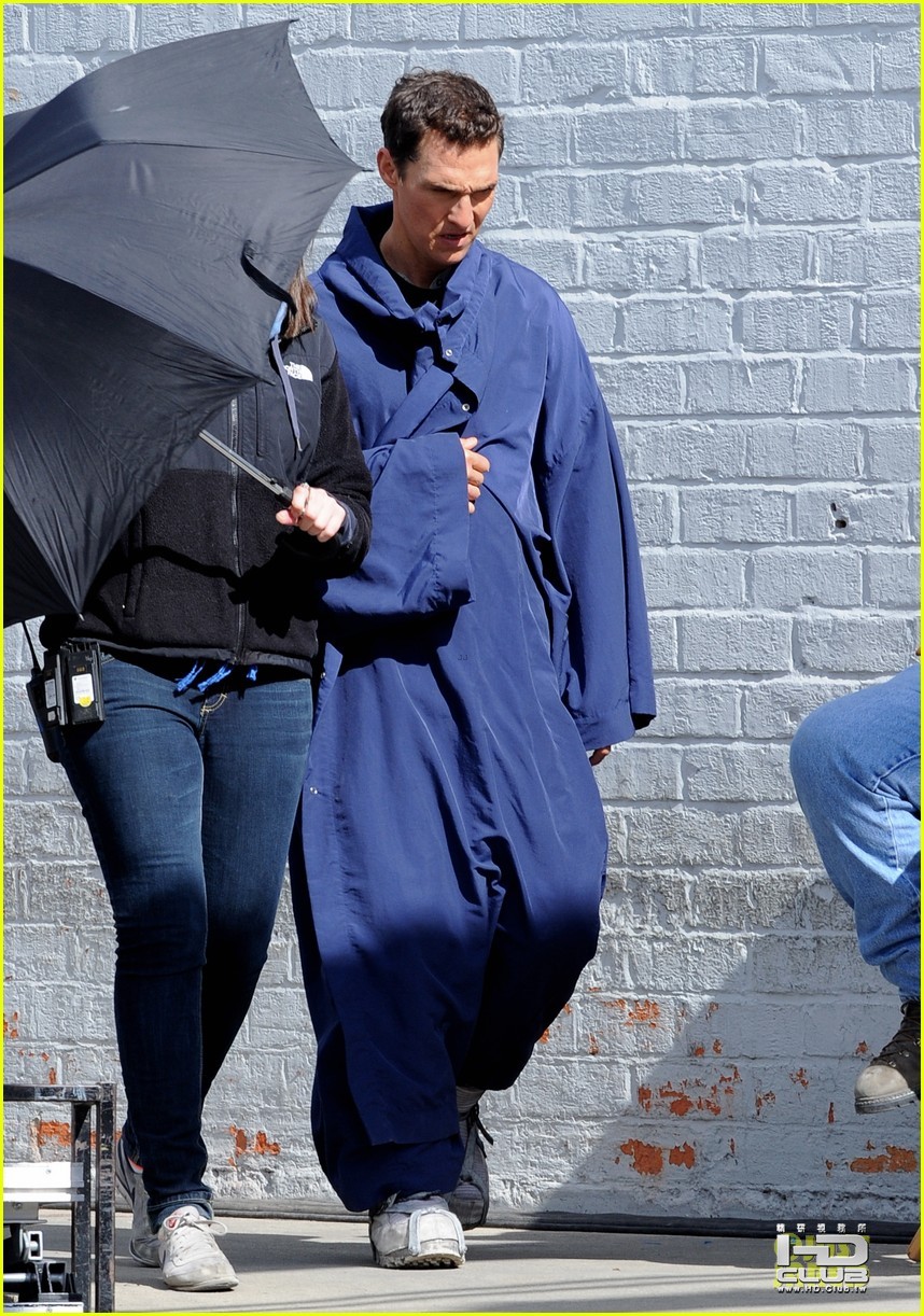 anne-hathaway-matthew-mcconaughey-blue-robes-for-interstellar-01.jpg