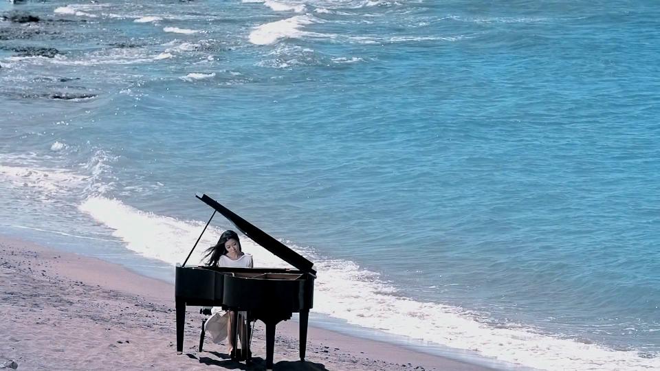 曲婉婷 - 爱的海洋 MV.YTB官方版.1080p[(002213)18-25-36].JPG