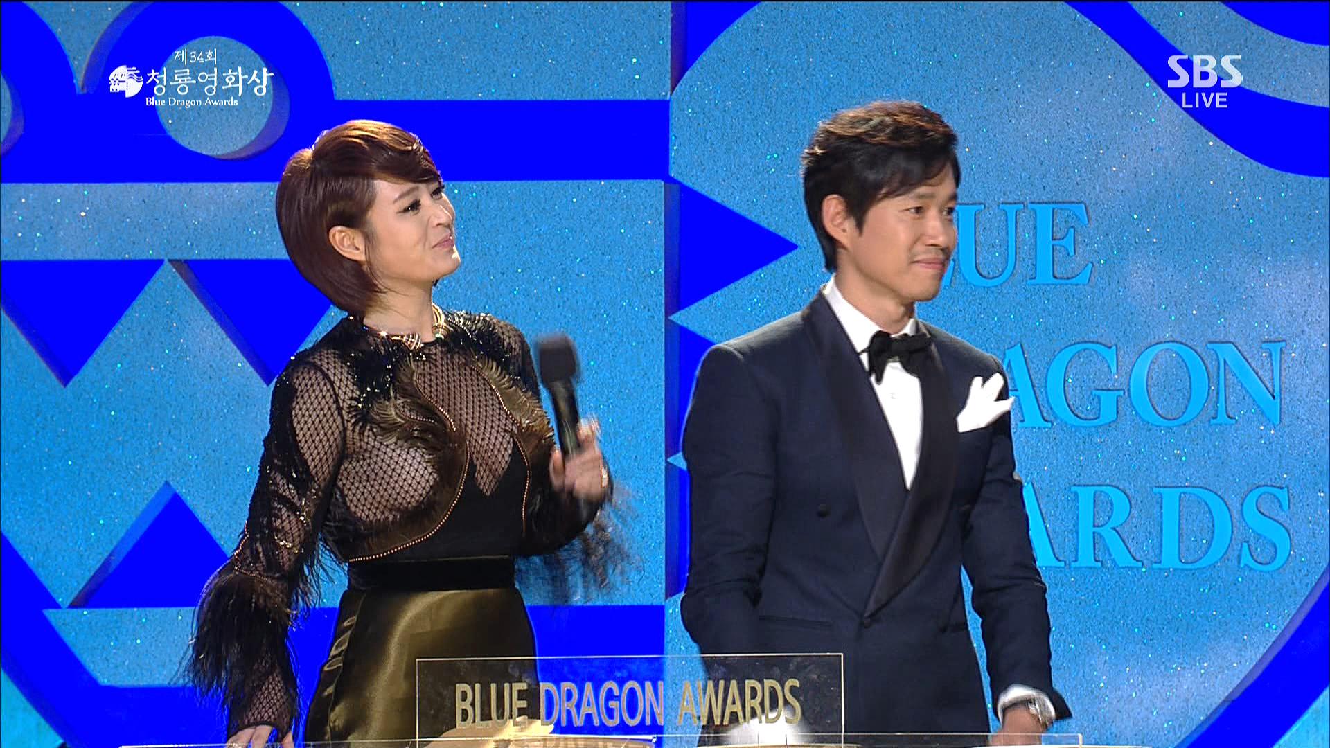 131122 제34회 청룡영화상 시상식 1부 MC 김혜수.ts.jpg