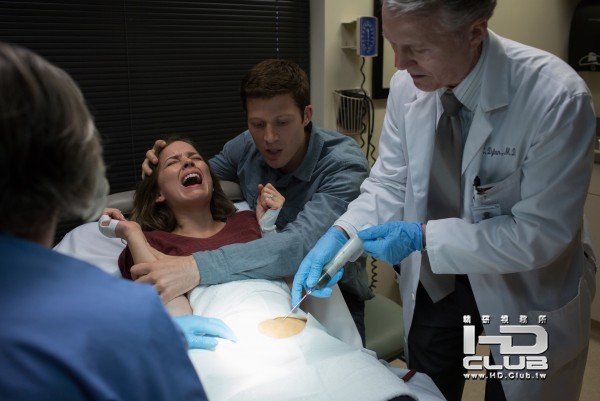 devils-due-allison-miller-zach-gilford-600x401.jpg