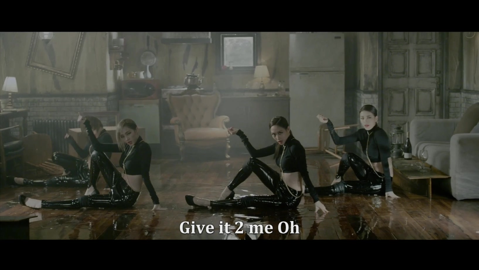 02[FOX][精緻中字][MV] Miss A - Hush [訴說愛情的耳邊悄悄話].mkv_20140112_215340.5.jpg