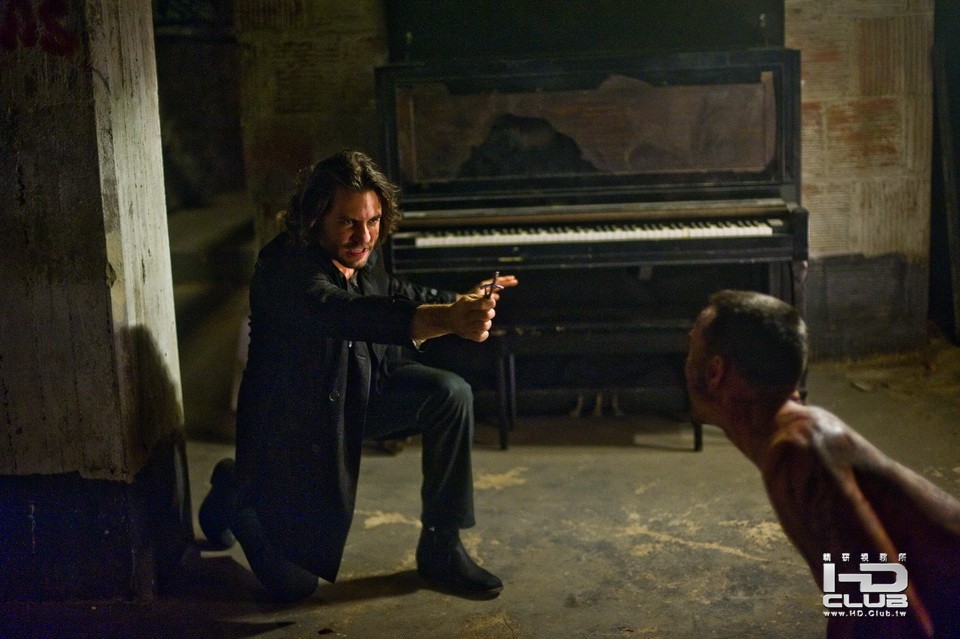 deliver-us-from-evil-edgar-ramirez-chris-coy.jpg