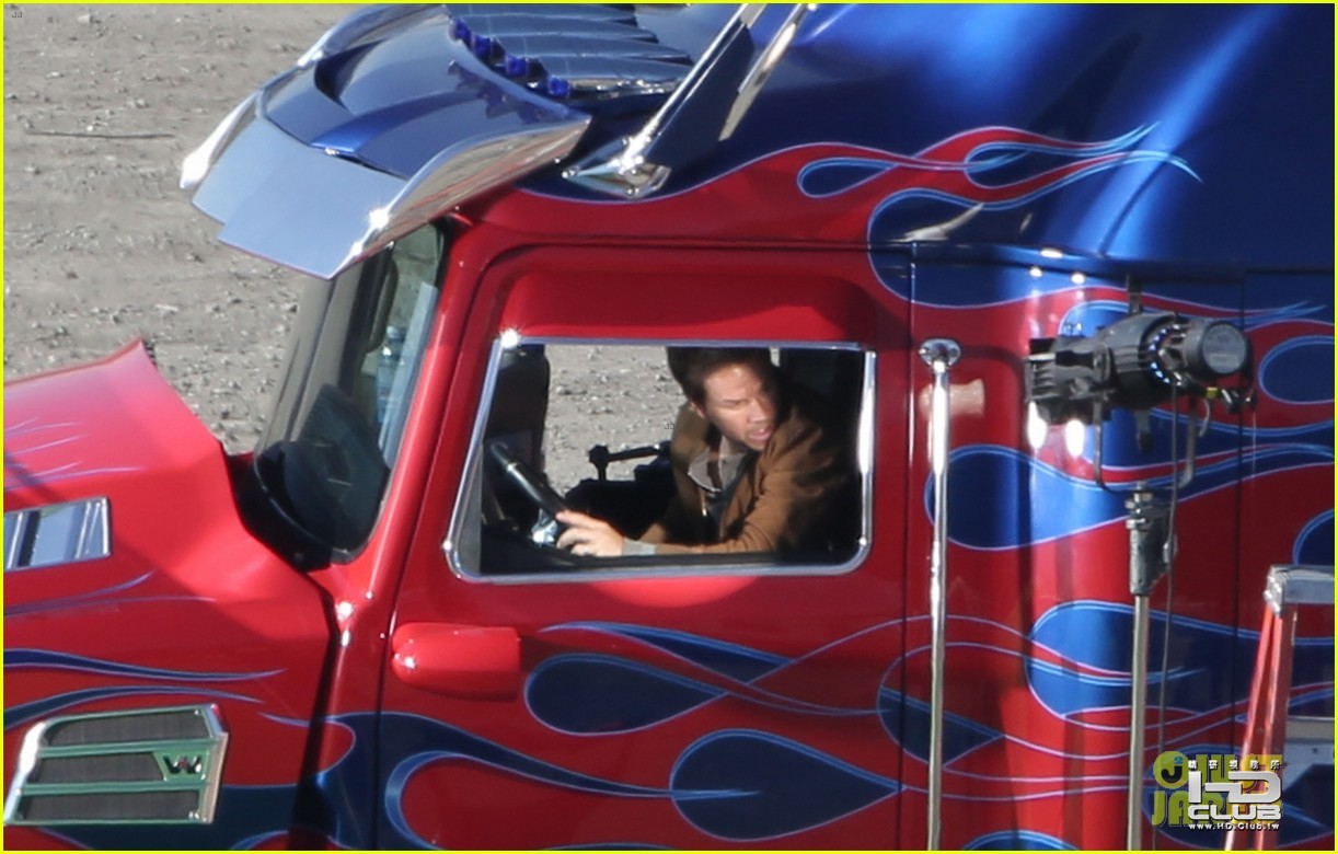 mark-wahlberg-hints-at-doing-more-transformers-04.jpg