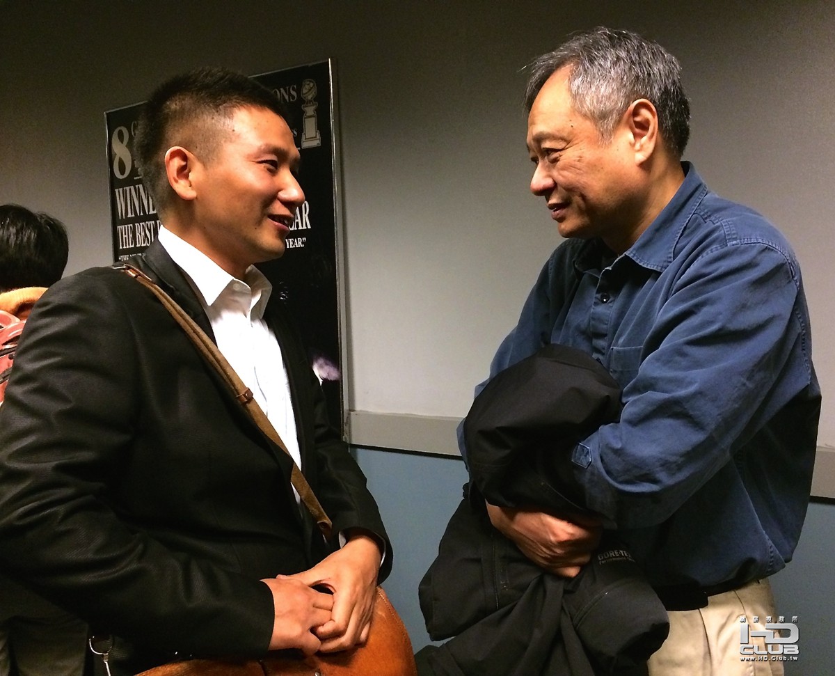 李安導演(右)看完《冰毒》後拉著導演趙德胤(左)在廳外聊了許久，直說這是一部非常powe.jpg