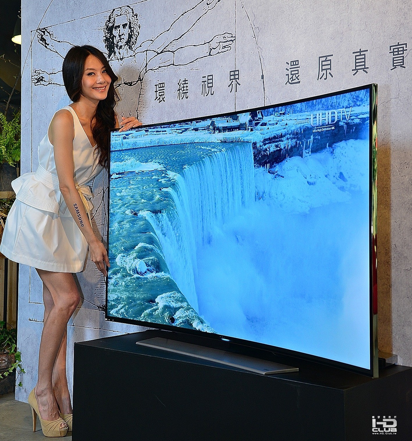 三星4200R黃金曲面UHD TV  搭載最新尖端4K UHD影像技術，透過極致顯像技術重新定義觀.jpg