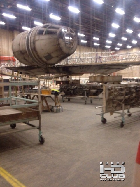 star-wars-episode-7-millennium-falcon-set-photo.jpg