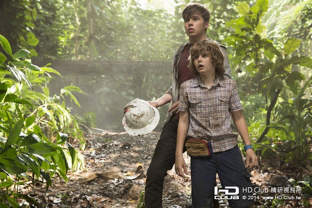 jurassic-world-nick-robinson-ty-simpkins.jpg