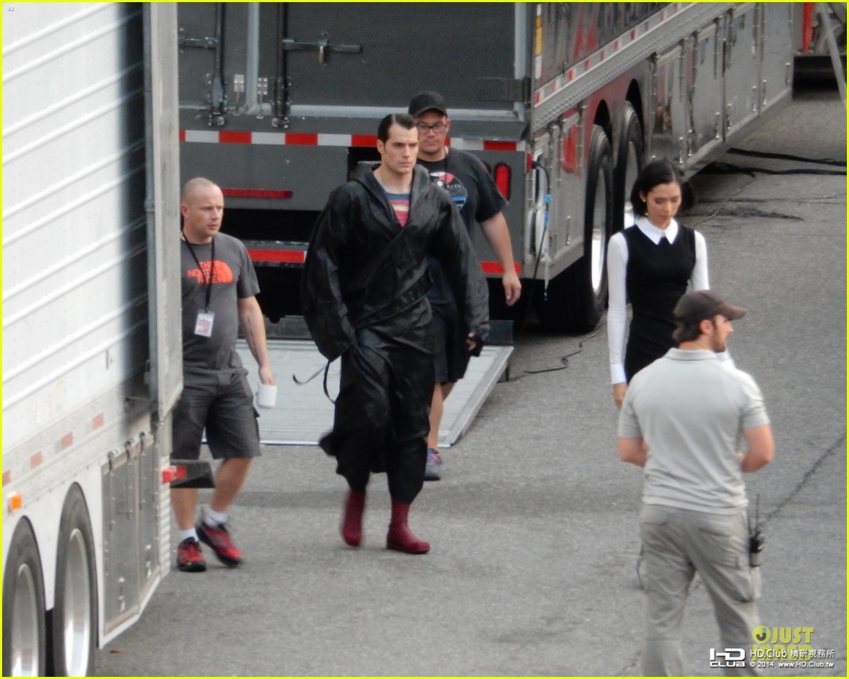 henry-cavill-hides-superman-costume-03.jpg