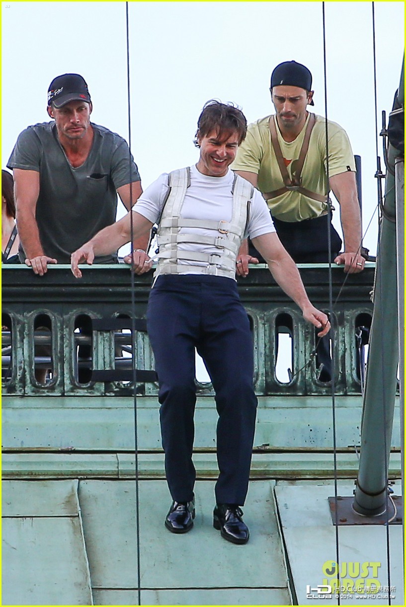 tom-cruise-hangs-in-the-air-with-rebecca-ferguson-01.jpg