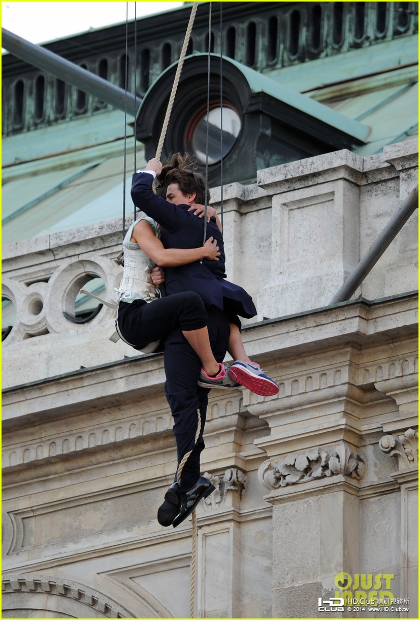 tom-cruise-hangs-in-the-air-with-rebecca-ferguson-03.jpg