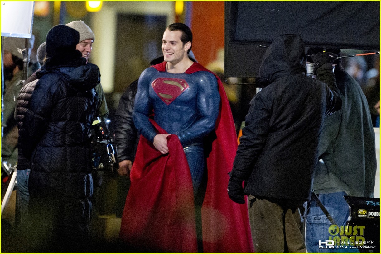 henry-cavill-hangs-in-the-air-in-superman-costume-02.jpg