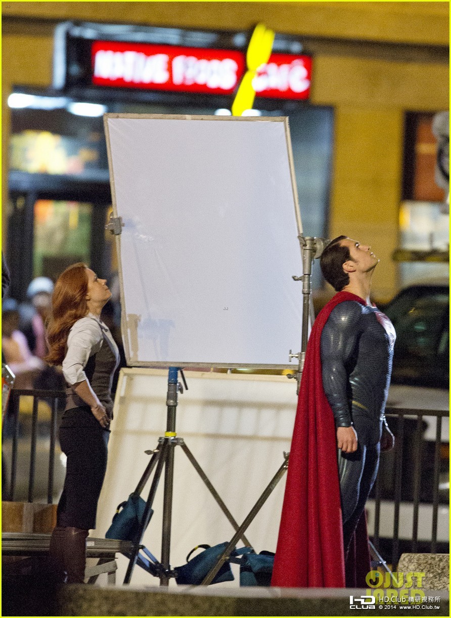 henry-cavill-hangs-in-the-air-in-superman-costume-05.jpg