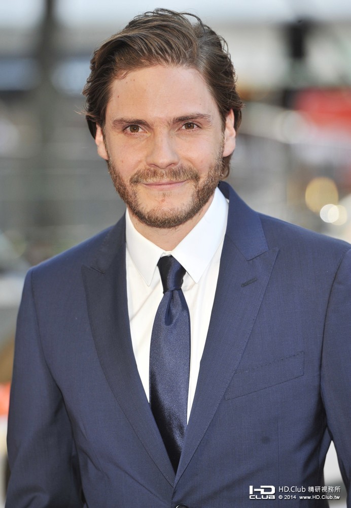 daniel-bruhl-uk-premiere-rush-02.jpg