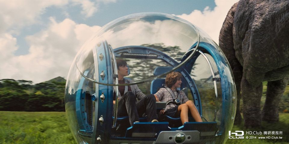 jurassic-world-nick-robinson-ty-simpkins-11.jpg
